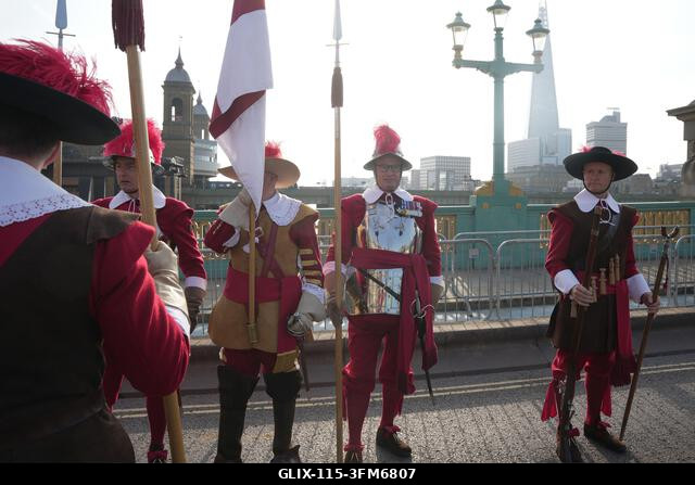 A Pikeman és Muskétás Company tagjai, miközben Gloria Hunniford juhokat hajt át a Southwark hídon Londonban, a 2026-os Woolman's Sheep Drive során....