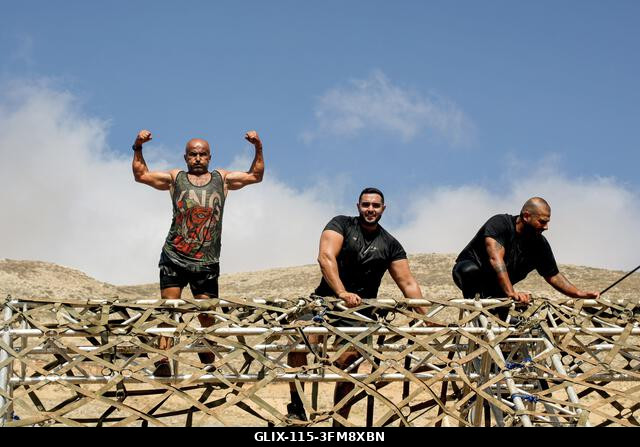 Kfardebian, Kfardebian, Libanon. 2026. szeptember 27. Egy résztvevő reagál, miután befejezett egy akadályfutást a Lebanon Ski Mzar üdülőközpontban,...