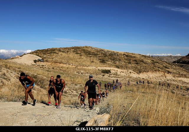 Kfardebian, Kfardebian, Libanon. 2026. szeptember 27. A résztvevők egy meredek hegyet másznak a Lebanon Ski Mzar üdülőközpontban, Kfardebian faluba...