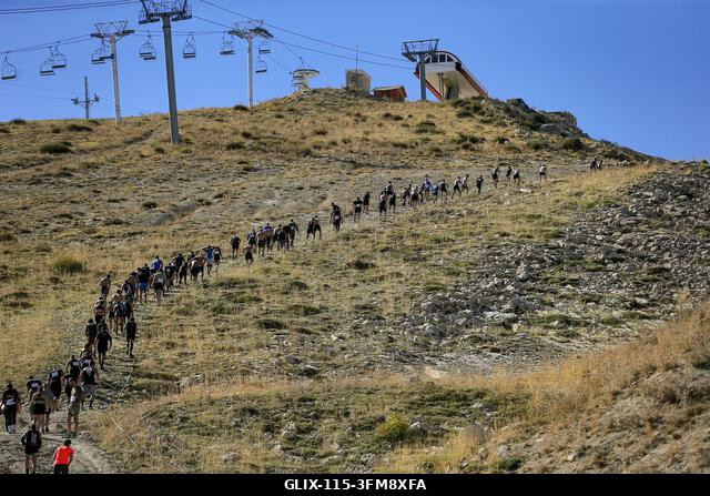 Kfardebian, Kfardebian, Libanon. 2026. szeptember 27. A résztvevők egy meredek hegyet másznak a Lebanon Ski Mzar üdülőközpontban, Kfardebian faluba...