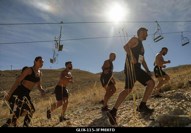 Kfardebian, Kfardebian, Libanon. 2026. szeptember 27. A résztvevők egy meredek hegyet másznak a Lebanon Ski Mzar üdülőközpontban, Kfardebian faluba...