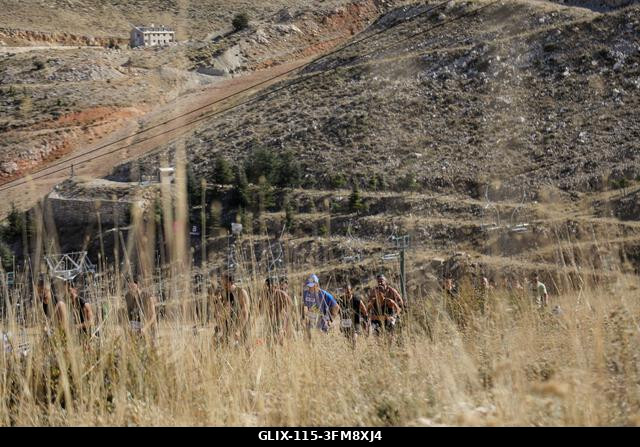 Kfardebian, Kfardebian, Libanon. 2026. szeptember 27. A résztvevők egy meredek hegyet másznak a Lebanon Ski Mzar üdülőközpontban, Kfardebian faluba...