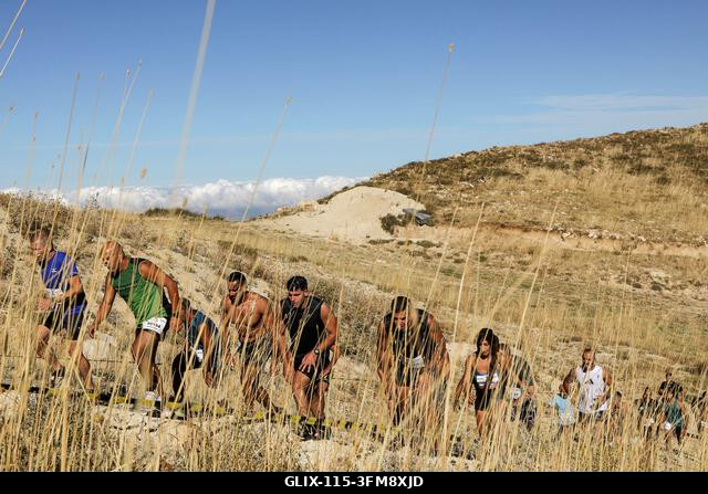Kfardebian, Kfardebian, Libanon. 2026. szeptember 27. A résztvevők egy meredek hegyet másznak a Lebanon Ski Mzar üdülőközpontban, Kfardebian faluba...