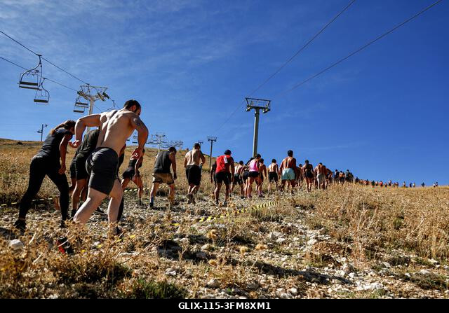 Kfardebian, Kfardebian, Libanon. 2026. szeptember 27. A résztvevők egy meredek hegyet másznak a Lebanon Ski Mzar üdülőközpontban, Kfardebian faluba...