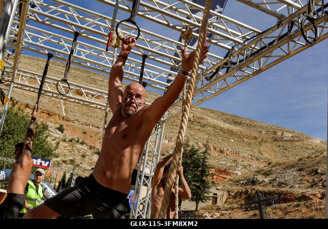 Kfardebian, Kfardebian, Libanon. 2026. szeptember 27. Egy résztvevő legyőz egy akadályt a Lebanon Síközpontban, a Mzarban, Kfardebian faluban, Bejr...