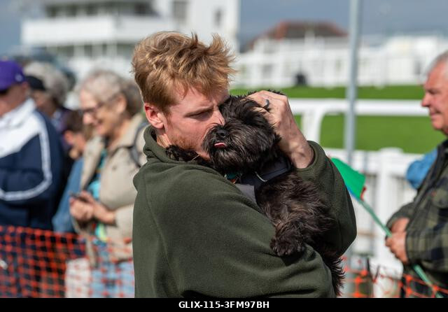 Egy terrier és gazdája a 2026-os Terrier Derbyn, amelyet a surrey-i Epsom Racecourse-on rendeztek. Terrierek versenyeztek az Epsom Racecourse-on, S...