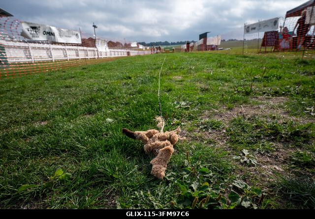 Epsom, Egyesült Királyság. 2026. szeptember 27. A csali a pályán a 2026-os Terrier Derbyn. Terrierek versenyeztek az Epsom Racecourse-on, Surrey-be...