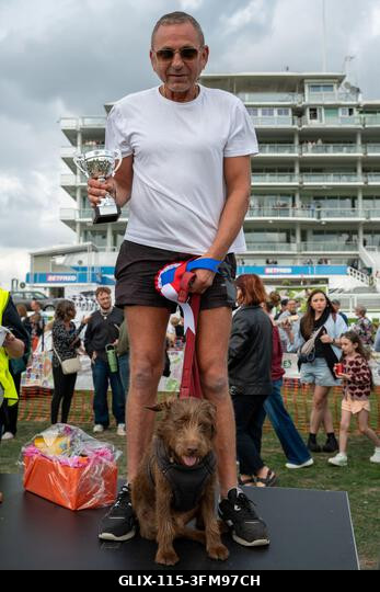 A 2026-os Terrier Derby győztese, Barney, és gazdája, Karl Thorpe a Smudge Kupát tartják a kezében, miután megnyerték a versenyt az Epsom Racecours...