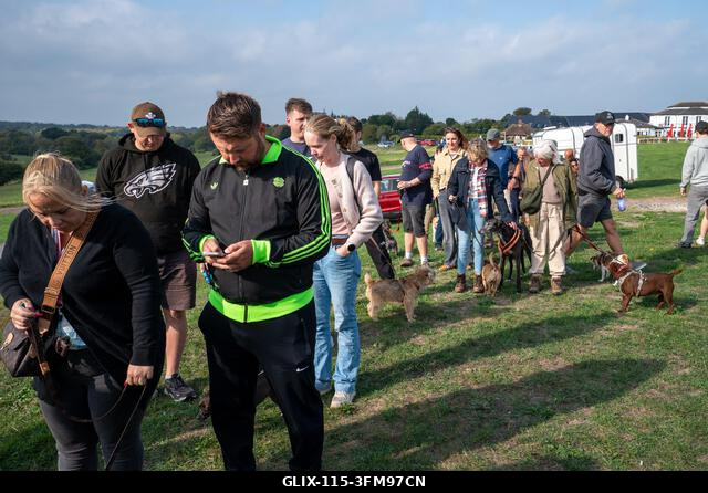 Terrier tulajdonosok sorban állnak, hogy regisztráljanak a 2026-os Terrier Derbyre az Epsom Racecourse-on, Surrey-ben. A terrierek az Epsom Racecou...