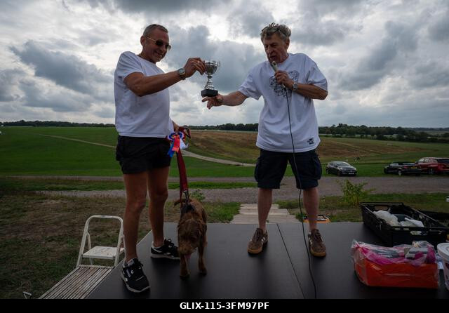 A 2026-os Terrier Derby győztese, Barney, és gazdája, Karl Thorpe átveszik a Smudge Kupát, miután megnyerték a versenyt az Epsom Racecourse-on. Ter...