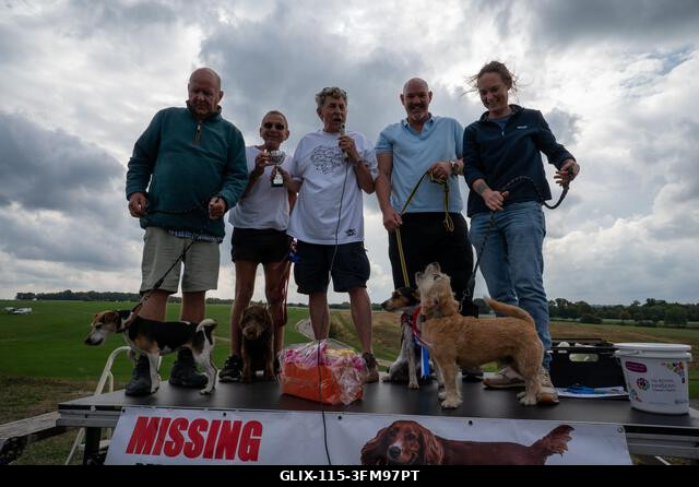 A 2026-os, az Epsom Versenypályán megrendezett Terrier Derby győztese és második helyezettje. Terrierek versenyeztek az Epsom Versenypályán, Surrey...