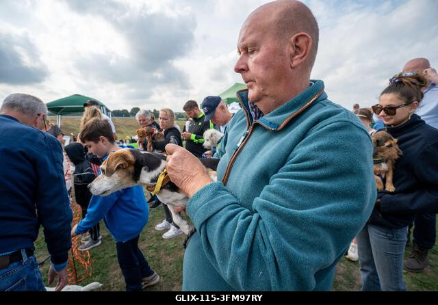 Egy terrier és gazdája versenyeznek a 2026-os Terrier Derbyn, amelyet a surrey-i Epsom Racecourse-on rendeznek. Terrierek versenyeztek az Epsom Rac...