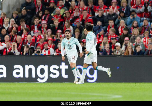 Oslo, Norvégia. 2026. szeptember 27. OSLO, NORVÉGIA – SZEPTEMBER 27: A portugál Pedro Neto és a portugál Joao Felix ünnepel, miután gólt szerzett a...