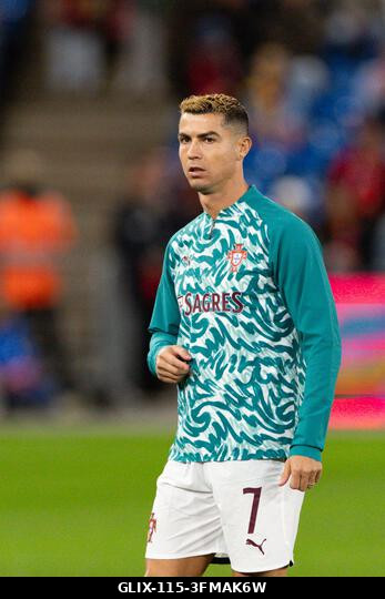 Oslo, Norvégia. 2026. szeptember 27. OSLO, NORVÉGIA - SZEPTEMBER 27.: A portugál Cristiano Ronaldo bemelegítés közben látható az UEFA Nemzetek Ligá...