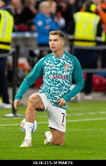 Oslo, Norvégia. 2026. szeptember 27. OSLO, NORVÉGIA - SZEPTEMBER 27.: A portugál Cristiano Ronaldo bemelegítés közben látható az UEFA Nemzetek Ligá...