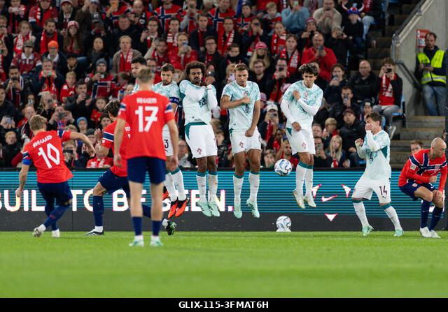 Oslo, Norvégia. 2026. szeptember 27. OSLO, NORVÉGIA - SZEPTEMBER 27.: Portugál játékosok szabadrúgás közben az UEFA Nemzetek Ligája Norvégia-Portug...