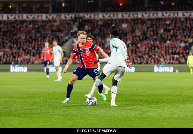 Oslo, Norvégia. 2026. szeptember 27. OSLO, NORVÉGIA - SZEPTEMBER 27.: Andreas Schjelderup norvég válogatott küzd a labdáért az UEFA Nemzetek Ligája...
