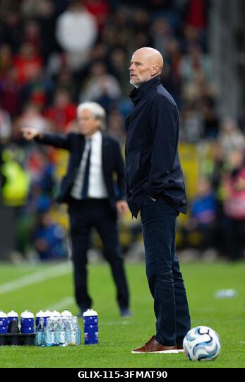 Oslo, Norvégia. 2026. szeptember 27. OSLO, NORVÉGIA – SZEPTEMBER 27: Norvégia vezetőedzője, Staale Solbakken látható az UEFA Nemzetek Ligája Norvég...