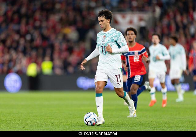 Oslo, Norvégia. 2026. szeptember 27. OSLO, NORVÉGIA - SZEPTEMBER 27.: A portugál João Felix kezében a labda az UEFA Nemzetek Ligája Norvégia-Portug...