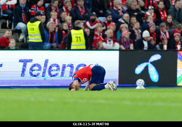 Oslo, Norvégia. 2026. szeptember 27. OSLO, NORVÉGIA – SZEPTEMBER 27: A norvég Martin Odegaard a földön fekszik az UEFA Nemzetek Ligája Norvégia–Por...