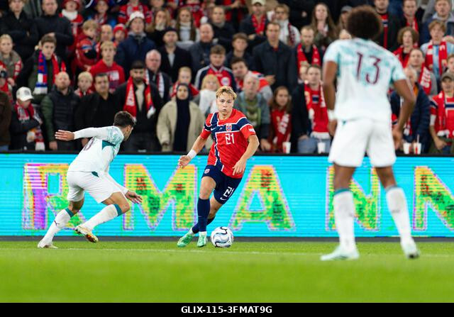 Oslo, Norvégia. 2026. szeptember 27. OSLO, NORVÉGIA - SZEPTEMBER 27.: Andreas Schjelderup, norvég játékos irányítja a labdát az UEFA Nemzetek Ligáj...
