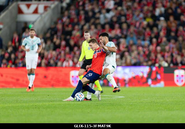 Oslo, Norvégia. 2026. szeptember 27. OSLO, NORVÉGIA – SZEPTEMBER 27: A norvég Martin Odegaard a labdáért küzd az UEFA Nemzetek Ligája Norvégia–Port...