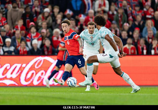 Oslo, Norvégia. 2026. szeptember 27. OSLO, NORVÉGIA - SZEPTEMBER 27.: Patrick Berg, norvég játékos passzolja a labdát az UEFA Nemzetek Ligája Norvé...