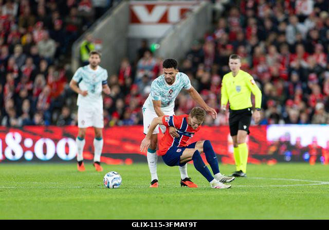 Oslo, Norvégia. 2026. szeptember 27. OSLO, NORVÉGIA – SZEPTEMBER 27: A norvég Martin Odegaard a labdáért küzd az UEFA Nemzetek Ligája Norvégia–Port...