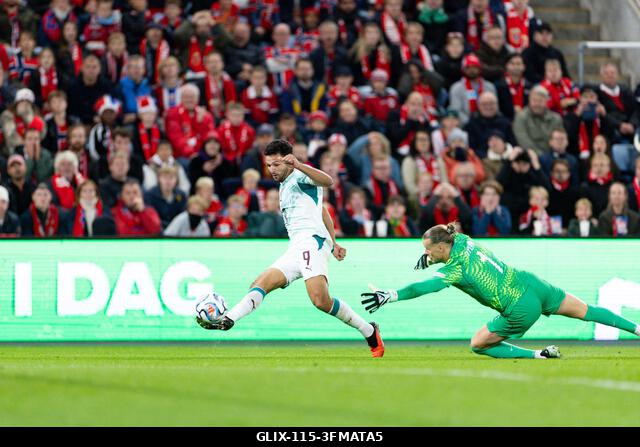 Oslo, Norvégia. 2026. szeptember 27. OSLO, NORVÉGIA – SZEPTEMBER 27.: A portugál Goncalo Ramos és a norvég Orjan Nyland kapus harcba száll a labdáé...