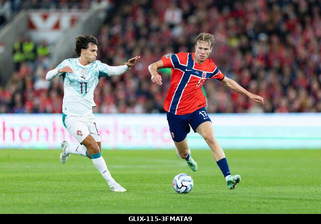 Oslo, Norvégia. 2026. szeptember 27. OSLO, NORVÉGIA - SZEPTEMBER 27.: A portugál João Felix és a norvég Torbjorn Heggem küzd a labdáért az UEFA Nem...