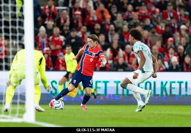 Oslo, Norvégia. 2026. szeptember 27. OSLO, NORVÉGIA - SZEPTEMBER 27.: Patrick Berg, norvég válogatott lövöldözés közben az UEFA Nemzetek Ligája Nor...