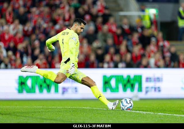 Oslo, Norvégia. 2026. szeptember 27. OSLO, NORVÉGIA - SZEPTEMBER 27.: Diogo Costa, a portugál kapus lő a labdával a Norvégia–Portugália UEFA Nemzet...