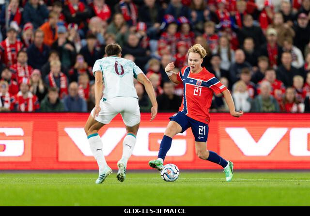 Oslo, Norvégia. 2026. szeptember 27. OSLO, NORVÉGIA - SZEPTEMBER 27.: Andreas Schjelderup, norvég játékos irányítja a labdát az UEFA Nemzetek Ligáj...