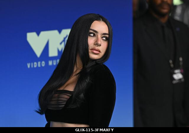 Los Angeles, USA. 2026. szeptember 27. Charli XCX megérkezik a 2026-os MTV Video Music Awards díjátadóra, a Peacock Színházba. Fotó: Doug Peters/EM...