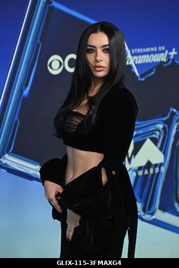 Los Angeles, USA. 2026. szeptember 27. Charli XCX megérkezik a 2026-os MTV Video Music Awards díjátadóra, a Peacock Színházba. Fotó: Doug Peters/EM...