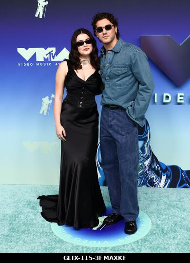 Los Angeles, Egyesült Államok. 2026. szeptember 27. Ella Bright és Belmont Cameli a 2026-os MTV Video Music Awards díjátadón, amelyet a Peacock Szí...