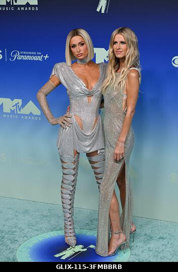 Los Angeles, USA. 2026. szeptember 27. Paris Hilton és Nicky Hilton megérkeznek a 2026-os MTV Video Music Awards díjátadóra, a Peacock Színházba. F...