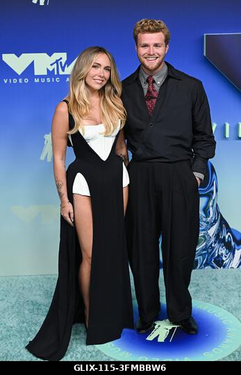 Los Angeles, USA. 2026. szeptember 27. Kouvr Annon és Alex Warren megérkeznek a 2026-os MTV Video Music Awards díjátadóra, a Peacock Színházba. Fot...