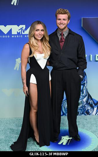 Los Angeles, USA. 2026. szeptember 27. Kouvr Annon és Alex Warren megérkeznek a 2026-os MTV Video Music Awards díjátadóra, a Peacock Színházba. Fot...
