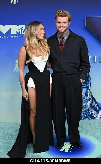 Los Angeles, USA. 2026. szeptember 27. Kouvr Annon és Alex Warren megérkeznek a 2026-os MTV Video Music Awards díjátadóra, a Peacock Színházba. Fot...