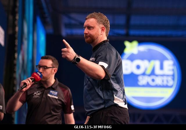 Leicester, Egyesült Királyság. 2026. szeptember 28. Cameron Menzies ünnepli, hogy szettet nyert Ross Smith ellen a 2026-os Boyle Sports World Grand...