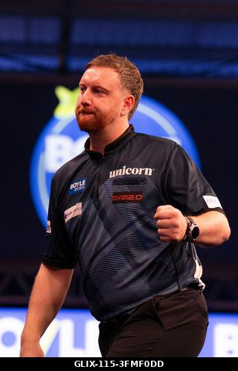 Leicester, Egyesült Királyság. 2026. szeptember 28. Cameron Menzies ünnepli, hogy szettet nyert Ross Smith ellen a 2026-os Boyle Sports World Grand...