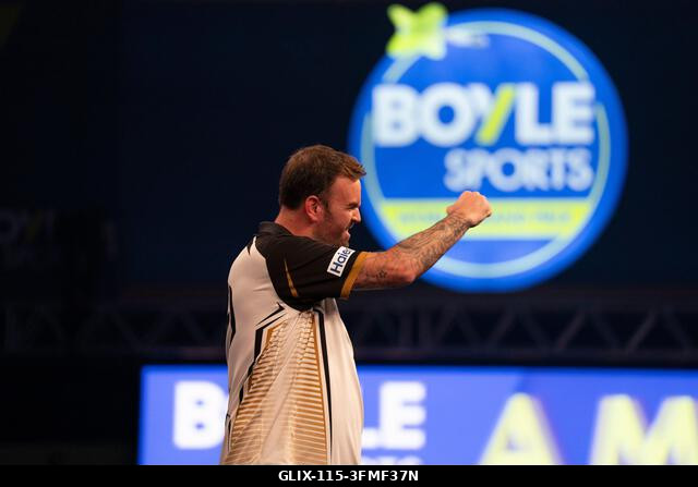 Leicester, Egyesült Királyság. 2026. szeptember 28. Ross Smith ünnepli Cameron Menzies elleni győzelmét a 2026-os Boyle Sports World Grand Prix-n a...