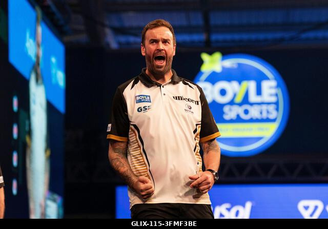 Leicester, Egyesült Királyság. 2026. szeptember 28. Ross Smith ünnepli a 2026-os Boyle Sports World Grand Prix szakaszgyőzelmét a Mattioli Arénában...