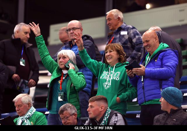 Észak-írországi szurkolók a lelátón az UEFA Nemzetek Ligája bajnoki szakaszának B2-es csoportmérkőzése előtt a Clearer Twist Nemzeti Stadionban, a...