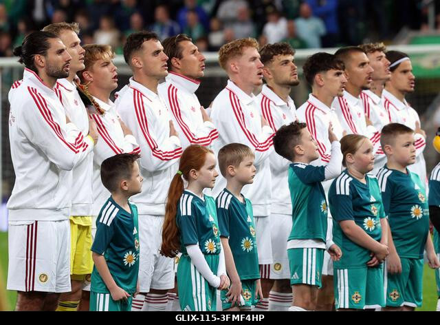 Magyar játékosok felsorakoznak az UEFA Nemzetek Ligája bajnoki szakaszának B2 csoportmérkőzése előtt a Clearer Twist Nemzeti Stadionban, a Windsor...