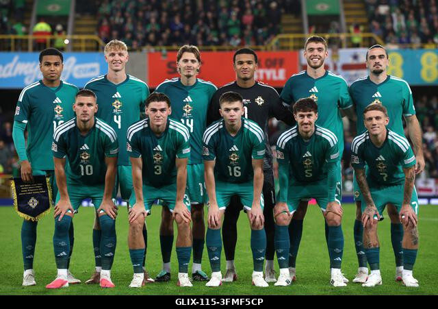 Egy észak-írországi csapatcsoportkép az UEFA Nemzetek Ligája bajnoki szakaszának B2-es csoportmérkőzése előtt a Clearer Twist Nemzeti Stadionban, a...