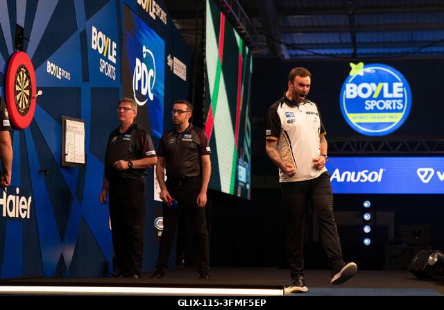 Leicester, Egyesült Királyság. 2026. szeptember 28. Ross Smith ünnepli a 2026-os Boyle Sports World Grand Prix szakaszgyőzelmét a Mattioli Arénában...