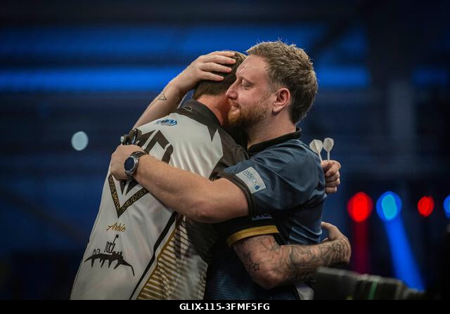 Mattioli Aréna, Leicester, Egyesült Királyság. 2026. szeptember 28. PDC World Grand Prix Darts, 1. nap; Cameron Menzies gratulál Ross Smithnek az e...