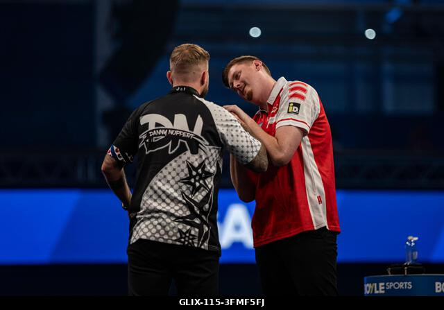 Mattioli Aréna, Leicester, Egyesült Királyság. 2026. szeptember 28. PDC World Grand Prix Darts, 1. nap; Niko Springer gratulál Danny Noppertnek az...